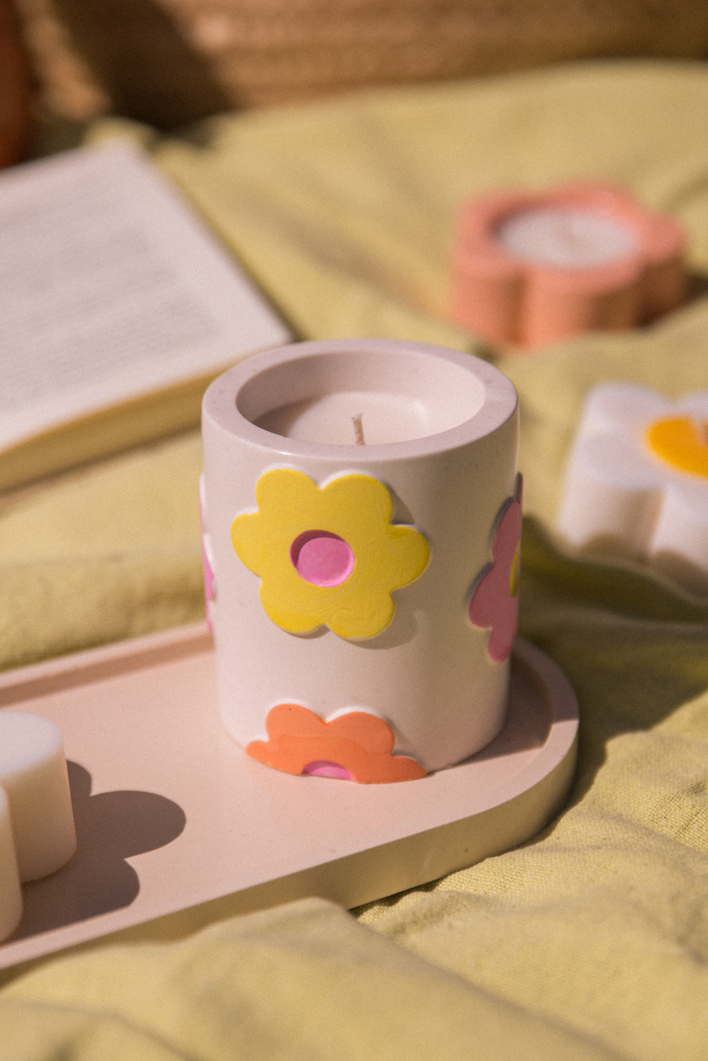 Jesmonite Handpainted Daisy Candle